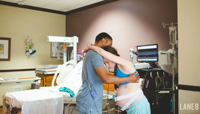 10 Emotional Photos of Dads Helping Their Wives Give Birth