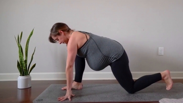 15-Minute Prenatal Yoga Flow to Prepare for Labor