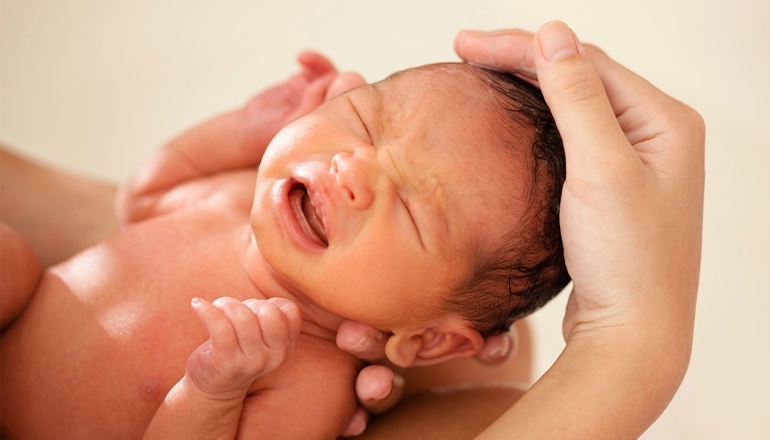 How to Safely Bath Your Baby in the Early Weeks