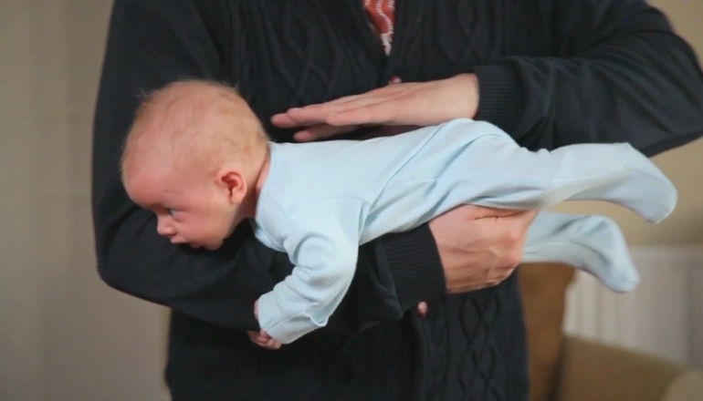 What's the Best Ways to Hold Your Newborn?